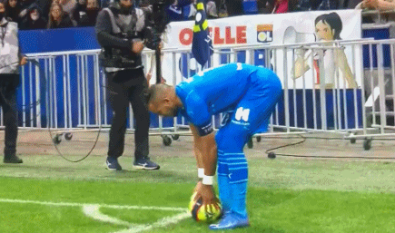 基本锁定世界杯席位，哈兰德和挪威队友赛后在更衣室激情庆祝