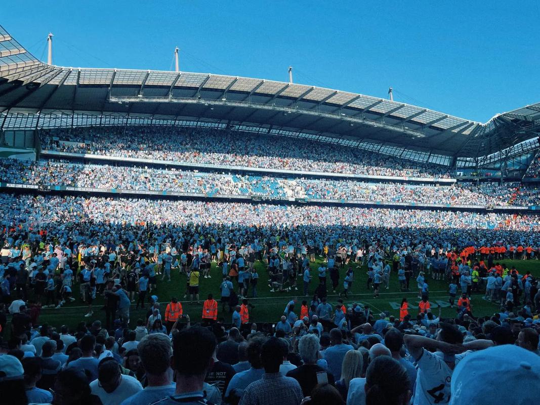 球队集体围着他庆祝太治愈