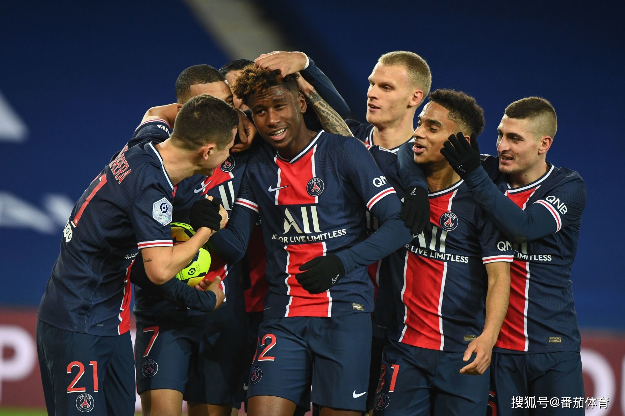 前锋单场两助攻一进球，表现全能