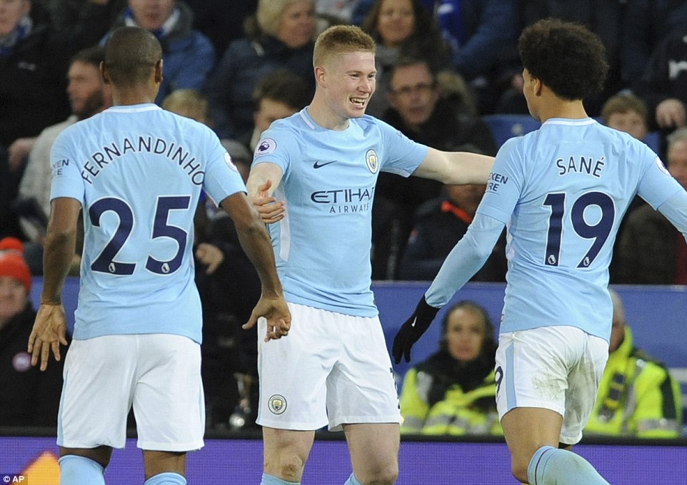 躺着进球，热那亚前锋科隆博在倒地情况下一脚完成破门