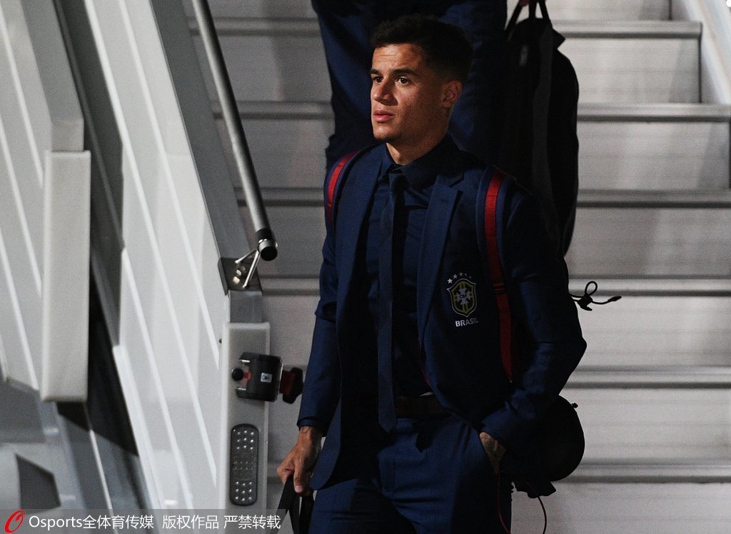 意大利赛车手罗西回忆马拉多纳：我曾单膝跪地亲吻他的左脚