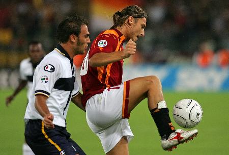 前锋远射破门，全场欢呼