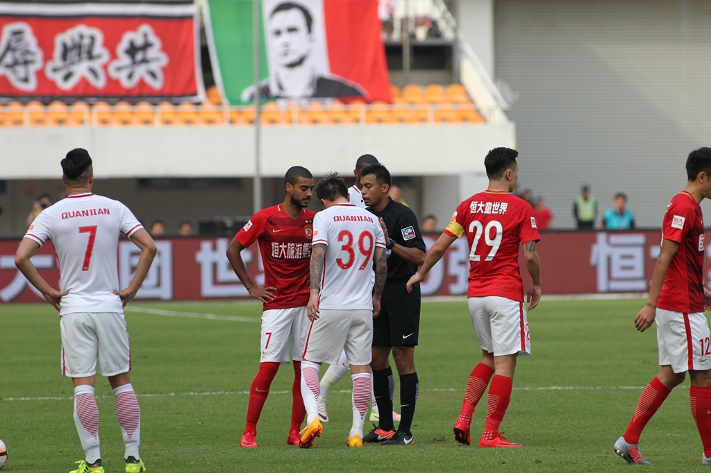 重回热刺主场并为个人壁画签名！孙兴慜：我感到无比荣幸