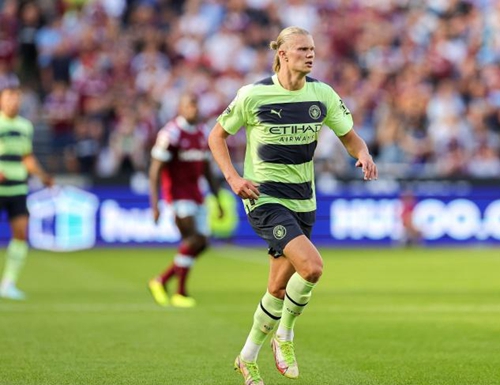 尤文全队和球迷一起出现在登机口，斯帕莱蒂和球迷们友好互动