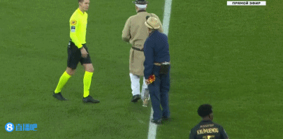 从手足无措到游刃有余，齐达内在公园学着踢毽子